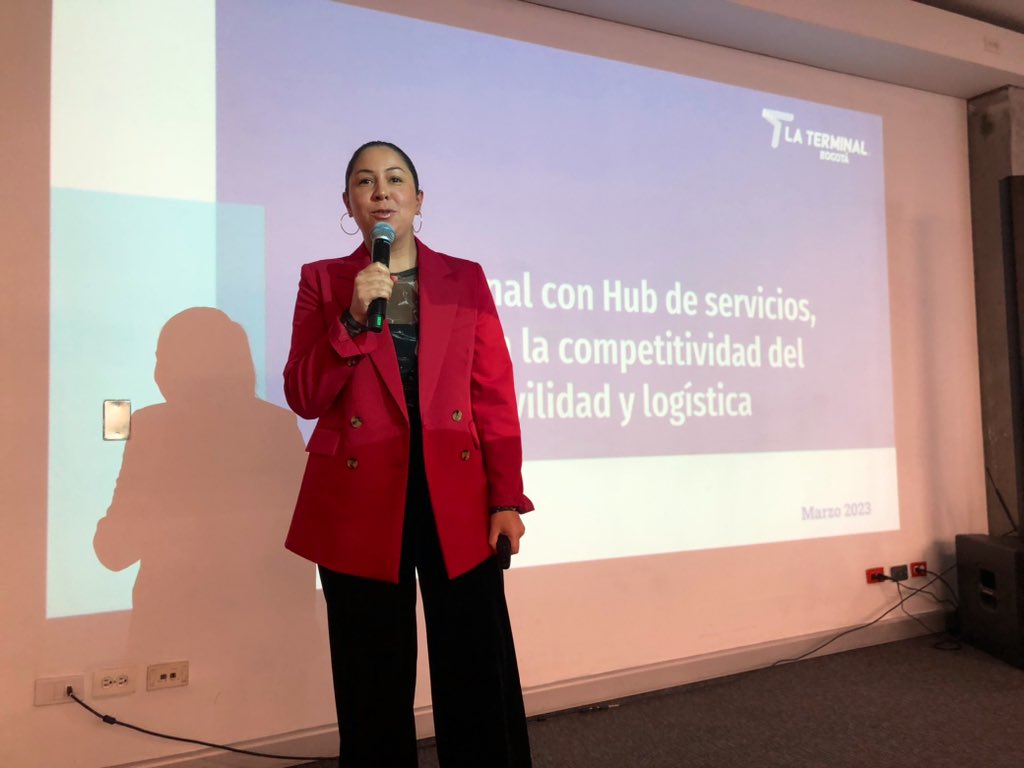 paminagonzalez's tweet image. “Actualmente #TerminalBogotá avanza hacia el desarrollo de infraestructuras que permitan la integración de los diferentes modos de transporte a través de los Complejos de Integración Modal (CIM)” @AnaZambr11 gerente @TerminalBogota en evento #ClústerLogística Fe @camaracomerbog