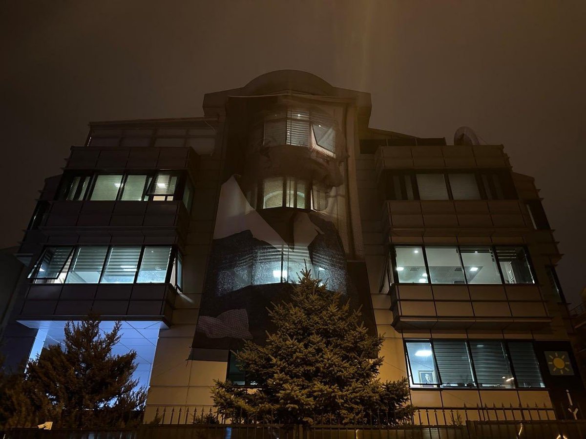 darkwebhaber's tweet photo. İYİ Parti Ek Genel Merkezi'nde gece 01.00 olmasına rağmen sönmedi. https://t.co/wxS22jQm80