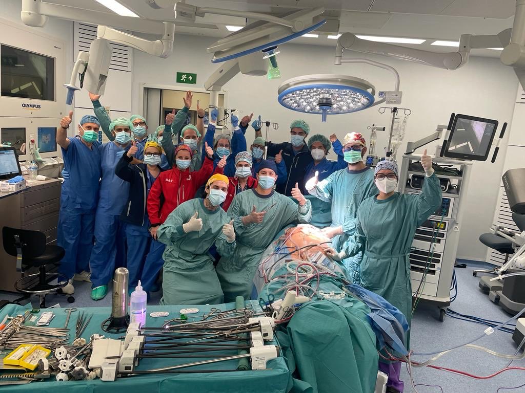 Paugamus's tweet photo. El Dr. Fernando Ascanio, venezolano, menor de 40 años, acaba de realizar el primer transplante de pulmón por vía robótica en el mundo. Realizado en el Hospital Vall d'Hebron en Barcelona.
El Dr. Ascanio es.producto de la casa que vence la sombra, la U.C.V. https://t.co/G9lFRdkCWN