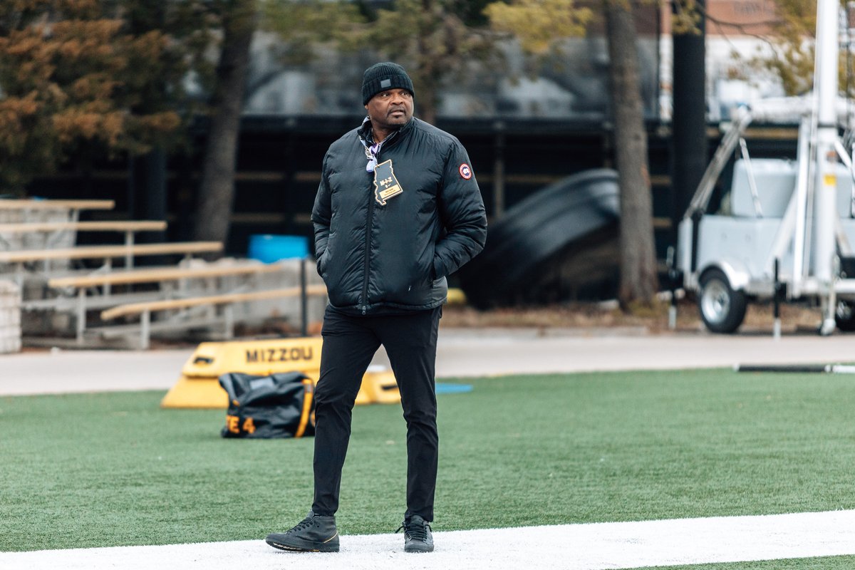 PowerMizzoucom's tweet photo. At #Mizzou practice today, Kansas City Chiefs legend Neil Smith. Smith's son, Keelan, is a 2024 prospect from Liberty North who was on an unofficial visit

https://t.co/RLl1qxwu9B https://t.co/TWvZ1HBHCA