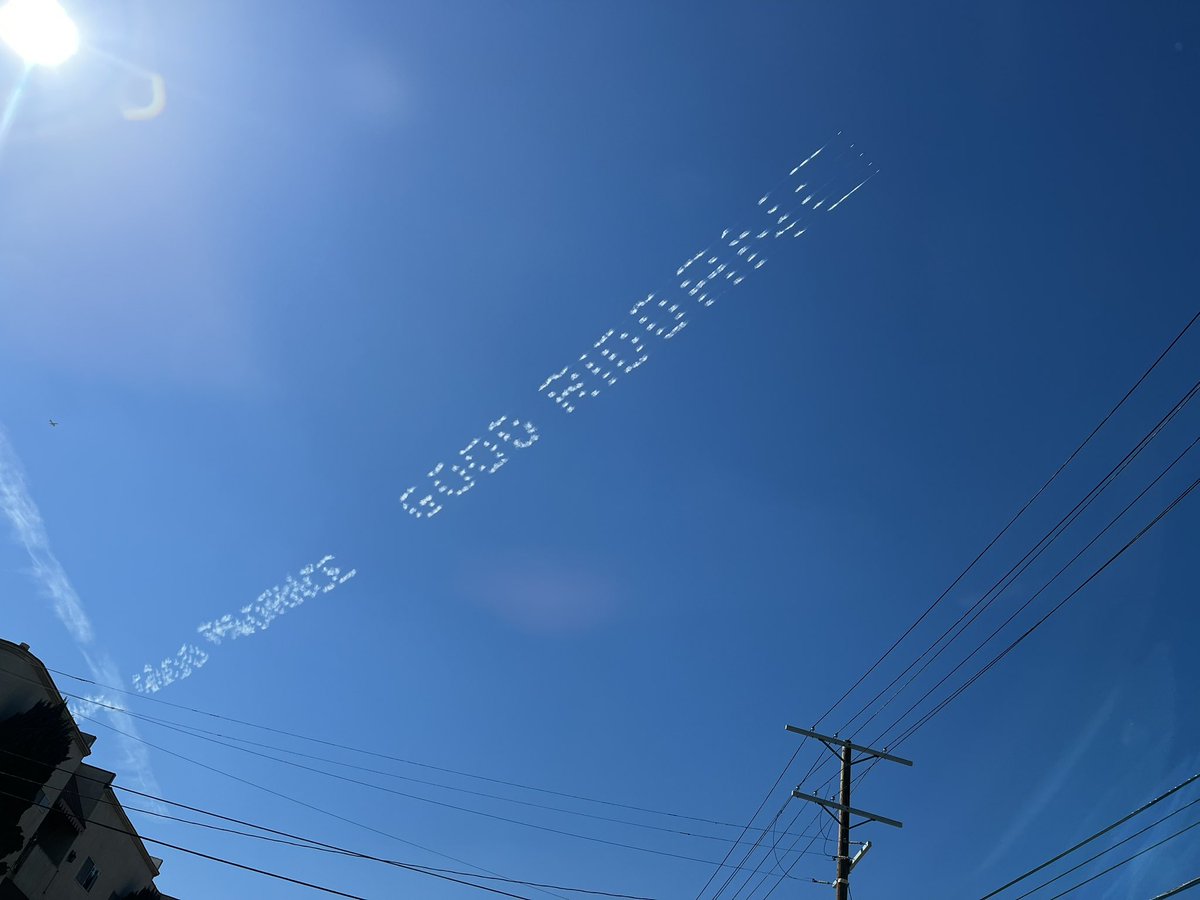 inherentcharlie's tweet photo. A plane is currently writing ‘good riddance’ over and over again in the skies above Los Angeles: https://t.co/5CAzAXKJgL