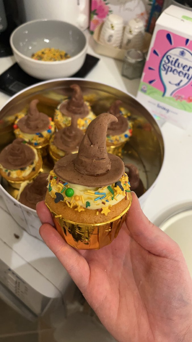 MissRiceHE's tweet photo. Harry Potter themed cupcakes for World Book Day📚🪄 https://t.co/4qJbhwnsIY
