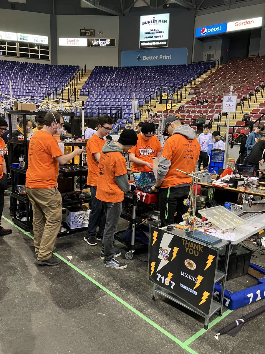 SThunderbots's tweet photo. Day 2:  Lots of problem solving, fixing the broken parts and keeping spirits high #chargedup #first https://t.co/m92oh8WRYk