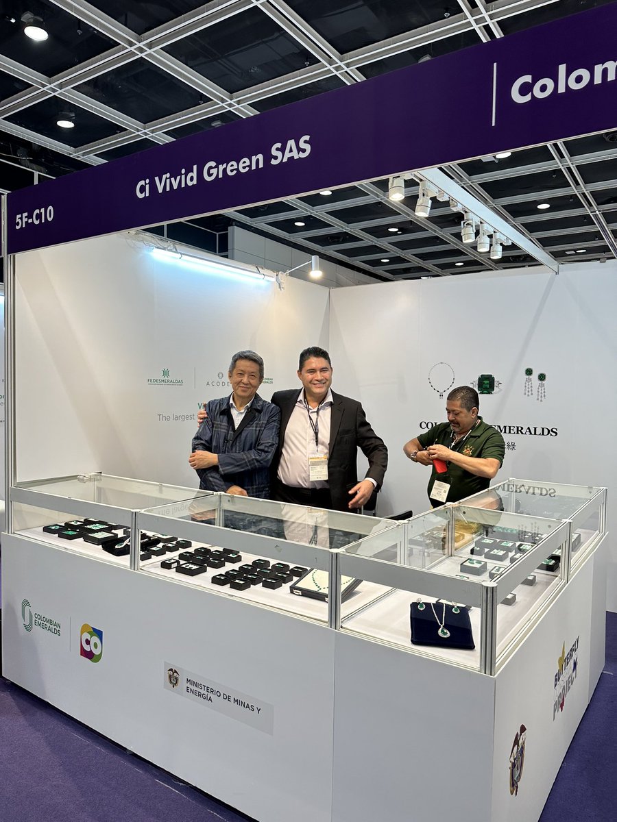 Fedesmeraldas's tweet photo. Deseamos a todos los expositores que actualmente participan en el #HKTDC éxitos en su participación promoviendo las mejores esmeraldas del mundo. Evento promovido por #FNE #acodes #aprecol #fedesmeraldas https://t.co/MVNyT4xnXH