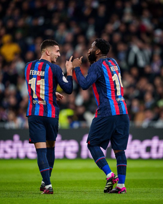 TReporta's tweet photo. El @FCBarcelona_es vence 1-0 al @RealMadrid en partido de ida de la Copa del Rey, con autogol de Militao. #DeportesTR https://t.co/HYH7rmBnCJ