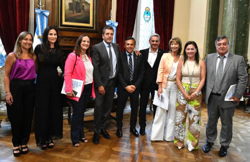 DiegoGiuliano's tweet photo. ¡Felicitaciones a @SergioMassa por el reconocimiento a la importantísima labor que realizaste como presidente de la Cámara de Diputados! 👏👏👏

Tras la 141° Asamblea Legislativa, acompañamos el acto de reconocimiento para expresidentes junto a compañeros del @FrenteRenovador. https://t.co/pVI1eAFxPo