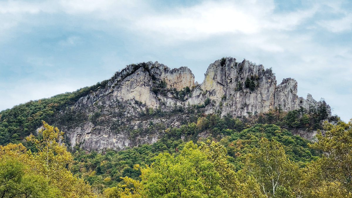 longweekendsmag (@longweekendsmag) on Twitter photo Located in the Monongahela National Forest in <a href="/WVtourism/">West Virginia Tourism</a>, #SenecaRocks features 900-foot formations.
🧗The outdoor experiences here include rock climbing, recreational hiking and other adventures! long-weekends.com/articles/sprin… Located in the Monongahela National Forest in <a href="/WVtourism/">West Virginia Tourism</a>, #SenecaRocks features 900-foot formations.
🧗The outdoor experiences here include rock climbing, recreational hiking and other adventures! long-weekends.com/articles/sprin…
