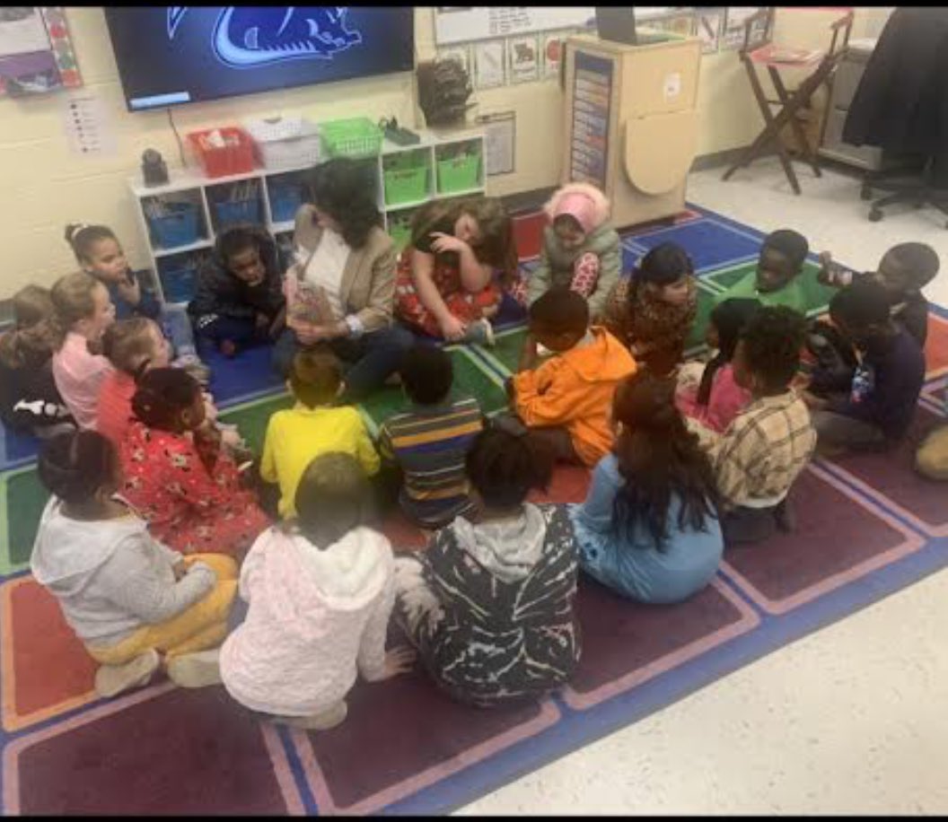 TinyTigers146's tweet photo. A big shout to the @SKY_NewsEvents for reading to our primary classes this morning! @Warren_Elem #DeterminedDragons #WElovetoREAD https://t.co/iRQhDz0L0d