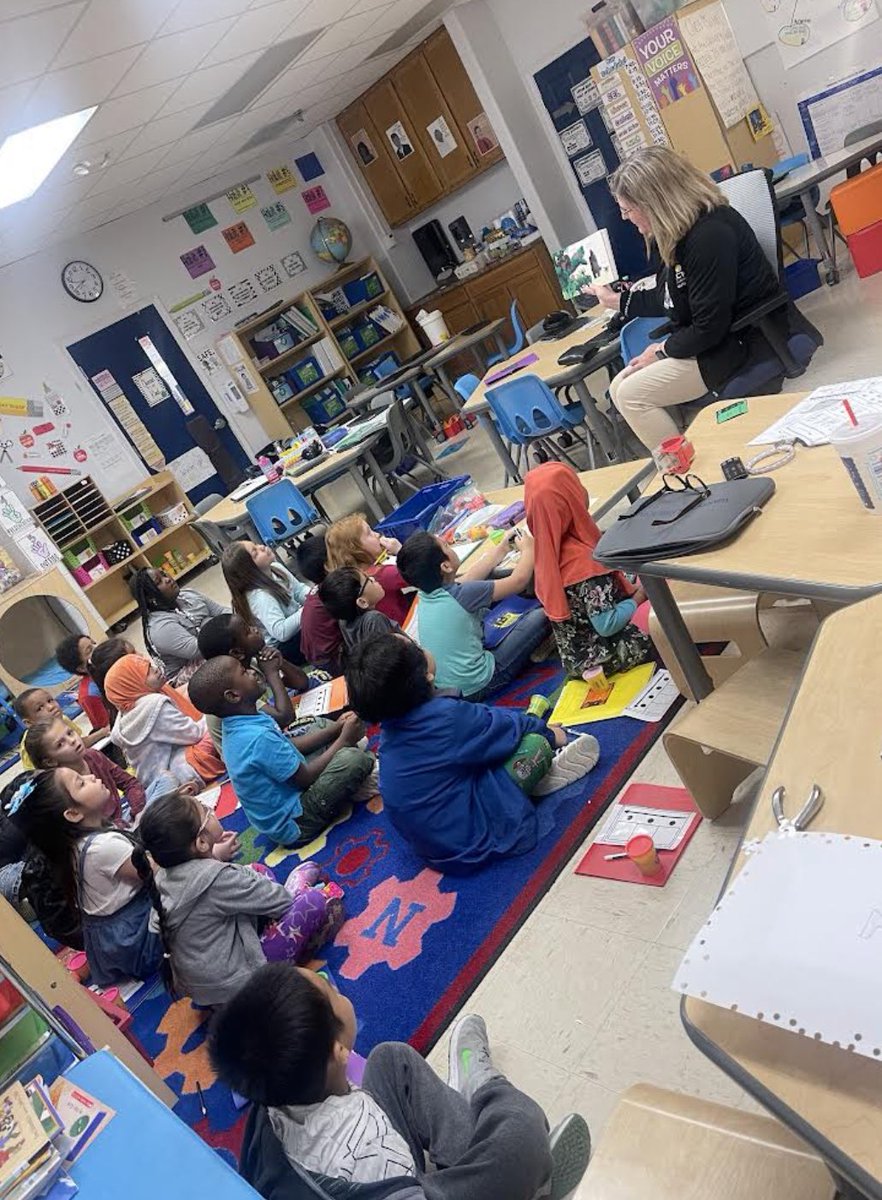 A big shout to the @SKY_NewsEvents for reading to our primary classes this morning! @Warren_Elem #DeterminedDragons #WElovetoREAD