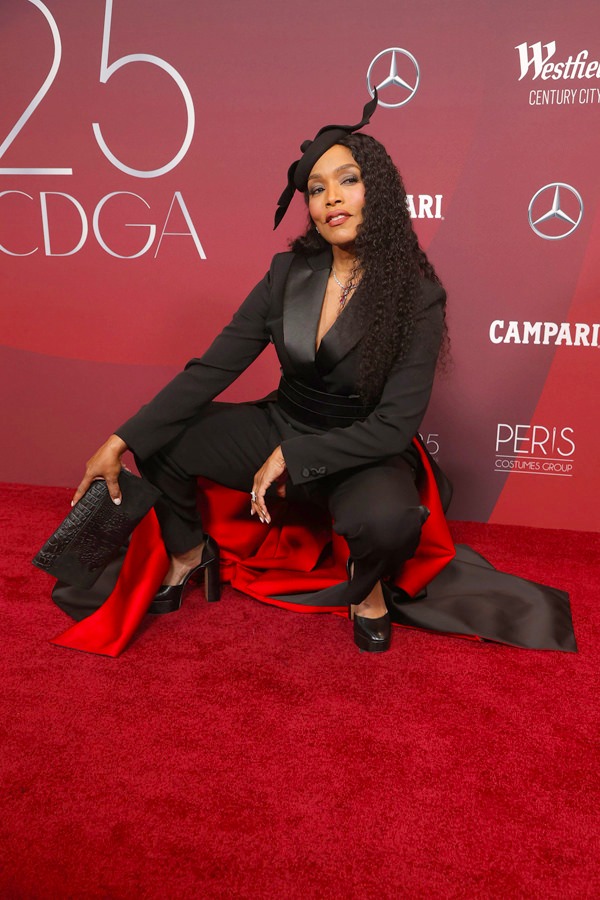 beequammie's tweet photo. Angela Bassett hit the squat pose on the red carpet and if you know me, you know why I'm living for it https://t.co/SprxMlYkNo