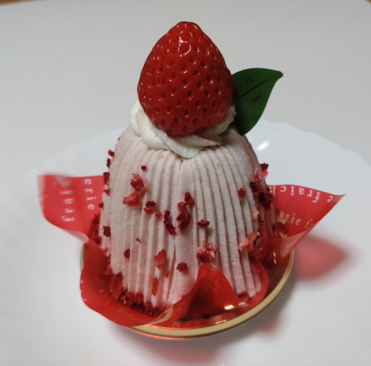 🍓濃い苺のモンブラン🍓 大粒の苺がのせられた贅沢なモンブラン。苺やフランボワーズゼリーの酸味、ホワイトチョコムースの味わい、ナイスです！