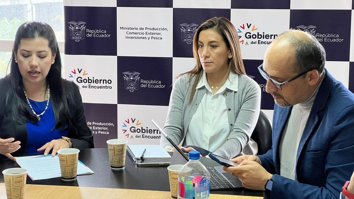gabysamaniegom's tweet photo. Hoy me reuní con el Directorio de la Mesa de Emprendimiento de la Provincia de Loja, coordinamos acciones para el 2023. La trazabilidad, el fomento al Ecosistema Emprendedor fueron algunos de los temas abordados. Este año grandes resultados para los emprendedores de la provincia. https://t.co/h8ZEBtNGCh