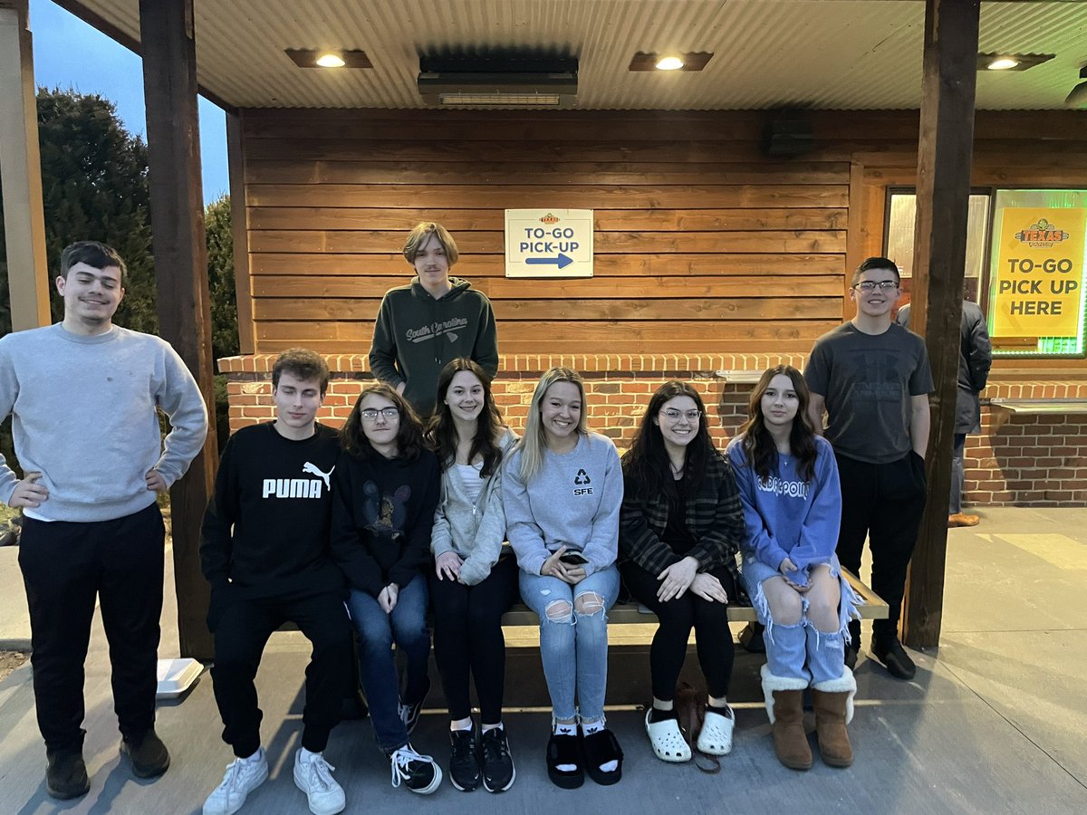 NHSpeech's tweet image. Team dinner before state tournament at Austintown Fitch. Good luck everyone!