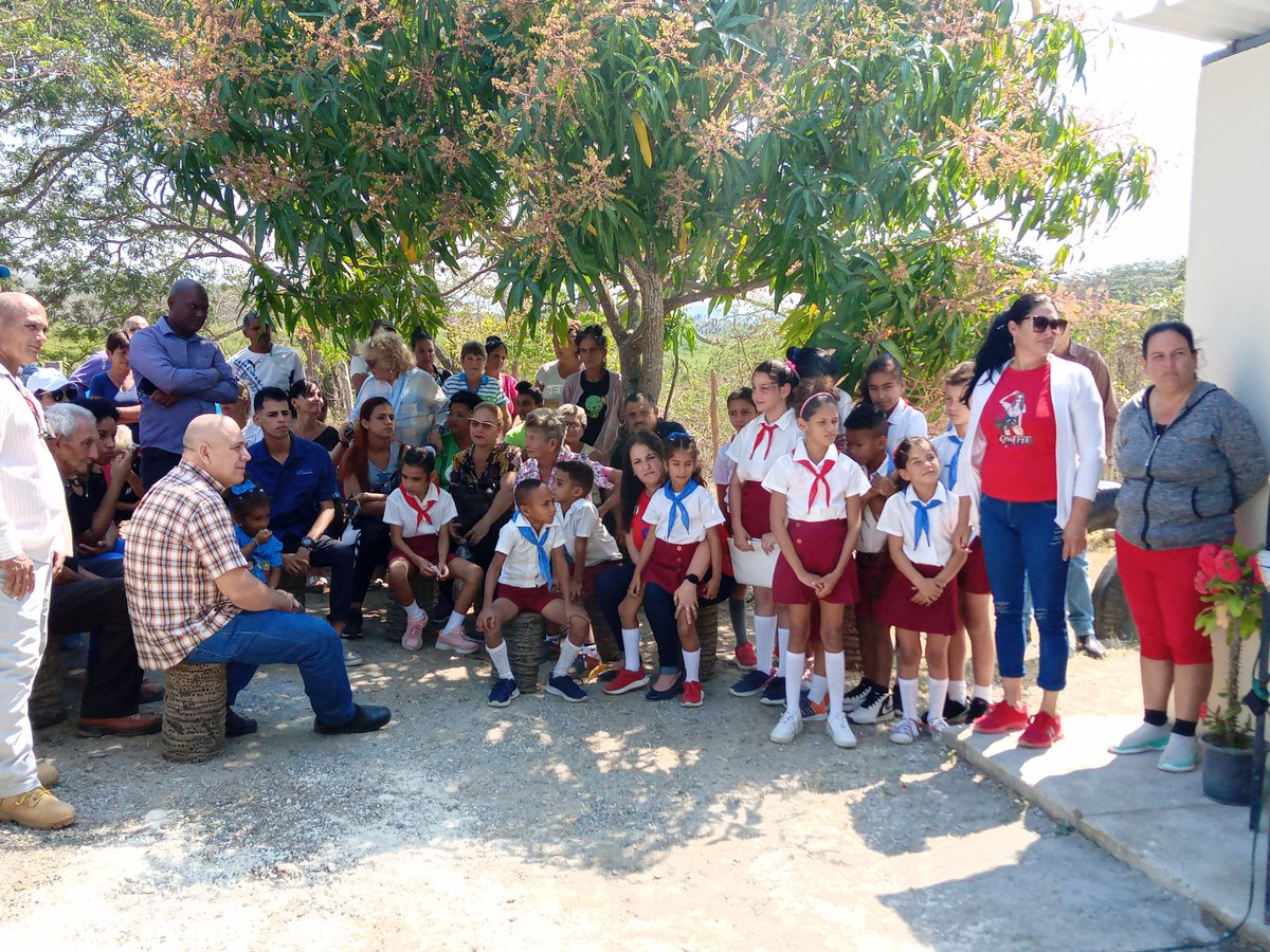 DrRobertoMOjeda's tweet photo. Sostuvimos cálido intercambio con pobladores de Santa Martina en el Consejo Popular "Rancho Luna", municipio #Cienfuegos. Es una comunidad rural en transformación donde apreciamos la gratitud y confianza de sus habitantes. Con lo realizado allí se demuestra que #MejorEsPosible https://t.co/qbrsIYNLjr