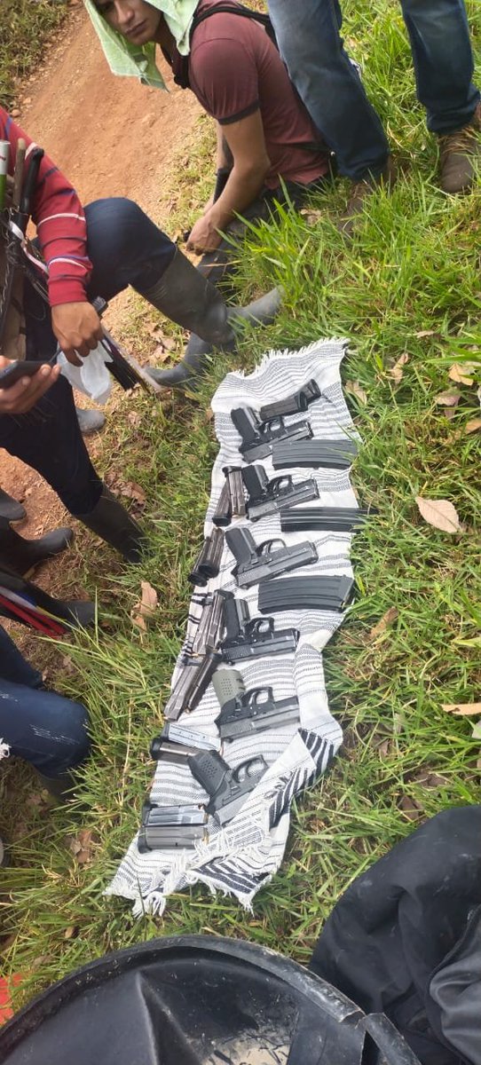 Armamento del ESMAD  hoy en los Pozos, Caq. Campesinos atacados con armas de fuego, uno fue asesinado. Policías desarmados permanecen  retenidos...