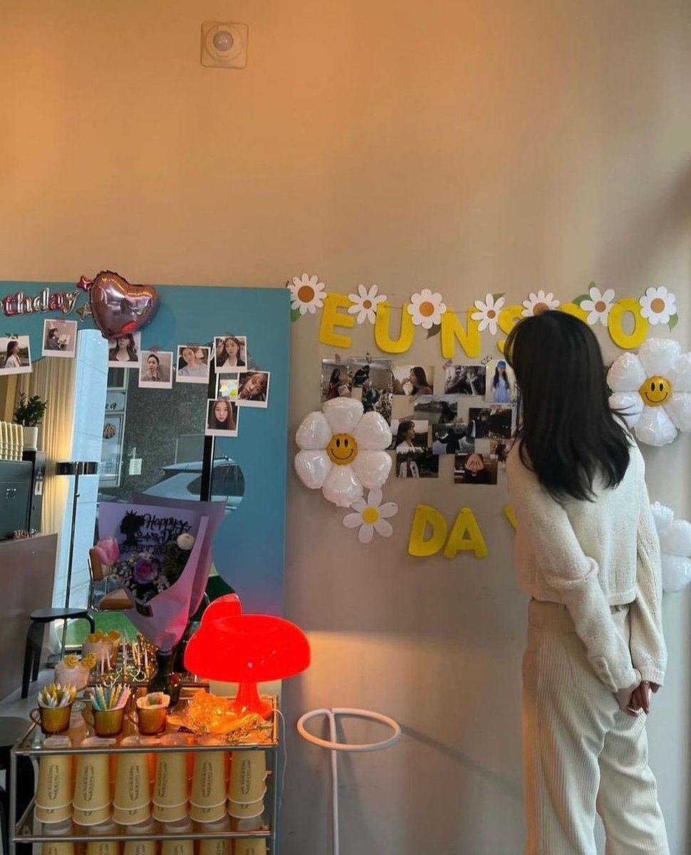 은수 배우로 가득 꾸며진 생일 카페는 오늘 (3일)이 마지막 날입니다!

오늘을 마지막으로 카페 전시는 정리되지만, 4일과 5일 에도 특전은 받아보실 수 있으니, 마지막까지 많은 방문 부탁드리겠습니다.

감사합니다💚

Happy Eunsoo Day!

#배우 #서은수 #생일카페