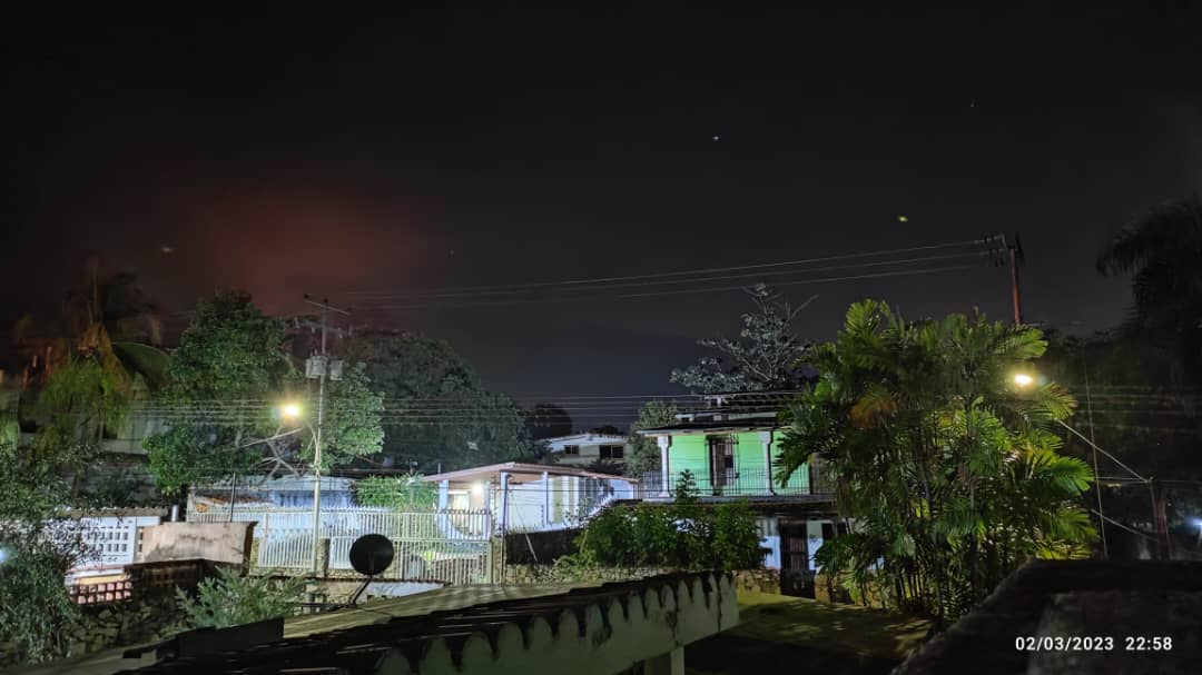 El color del incendio en el Parque Nacional Henri Pittier. 11 de la noche desde el Limón.