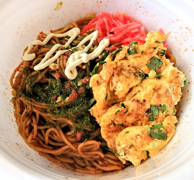 お昼ごはんはUFO
昨晩の玉子焼きも一緒にトッピング 