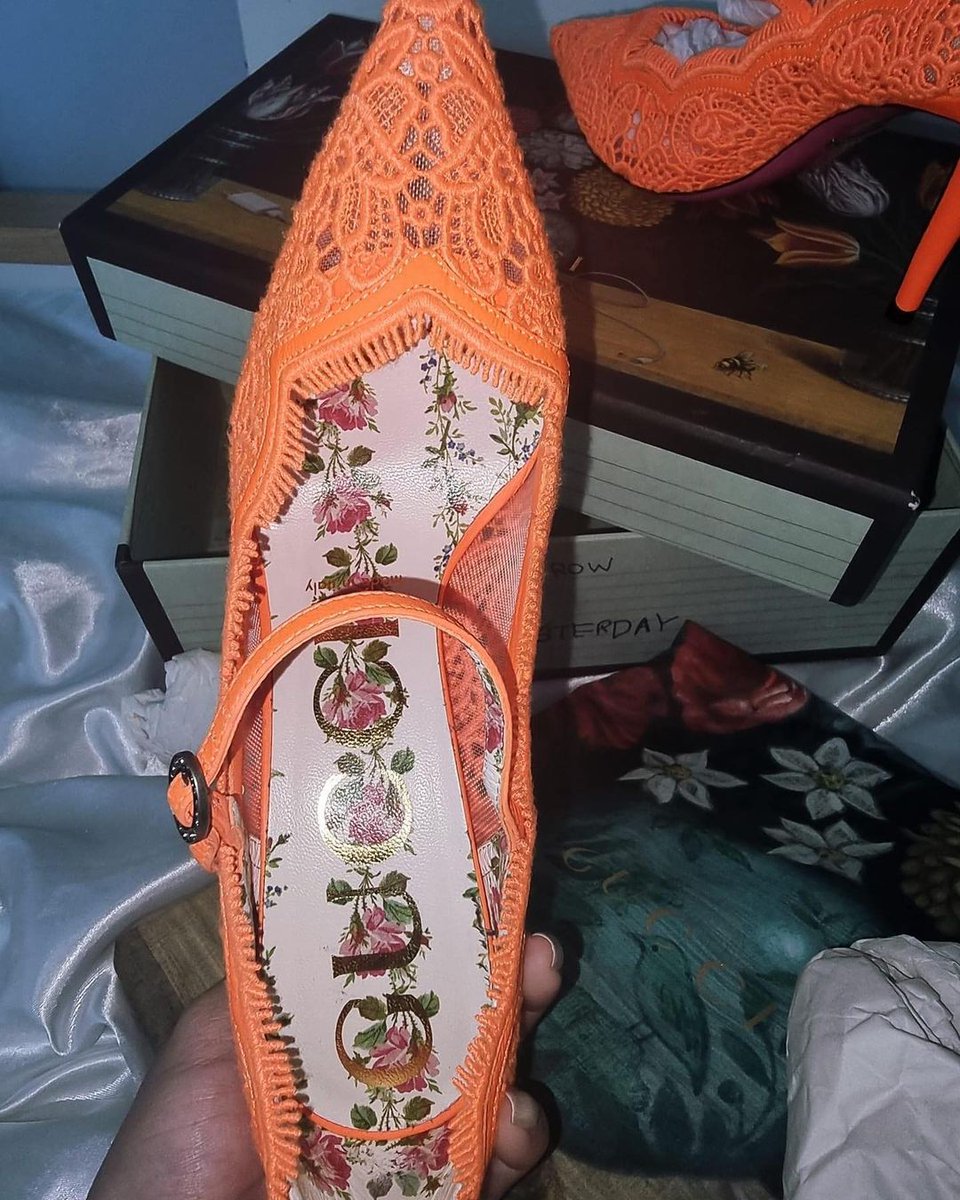 For Sale!

Brand: Gucci Lace Pizzo Venice Pumps (orange)
Size: 36.5 EU
Worn Twice: tv show,fashion show
Price: 17k
Loc: Quezon City

#MNL48Abby