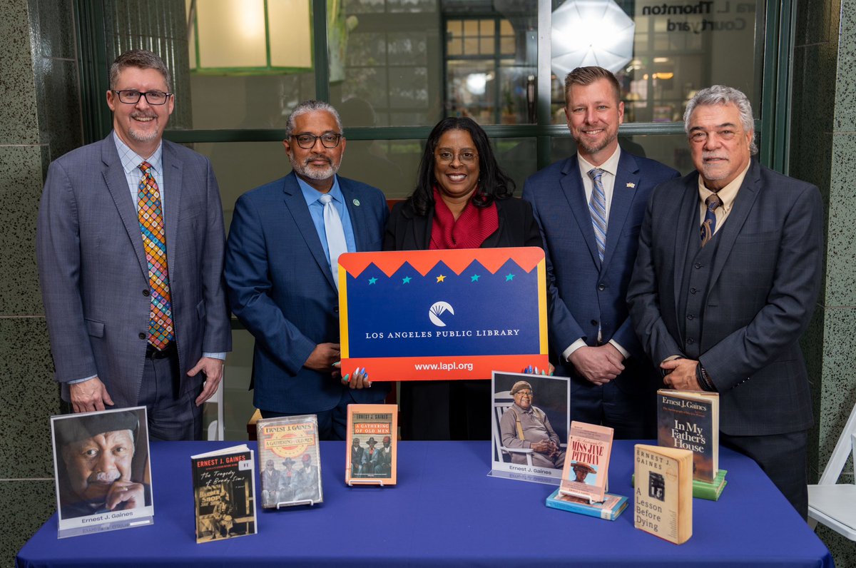 CommunityBuildi's tweet image. Los Angeles Central Library, the U.S. Postal Service (USPS), CBI, and the African American Legacy Project concluded Black History month with a ceremony unveiling the 46th postage stamp in the Black Heritage series honoring historic and award-winning author Ernest J. Gaines! ✊🏽📫
