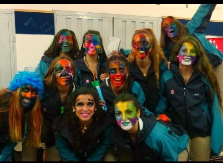 mariafloripaa's tweet image. Las chicas de ahora en el último año de la secundaria/ mis amigas y yo en 6año