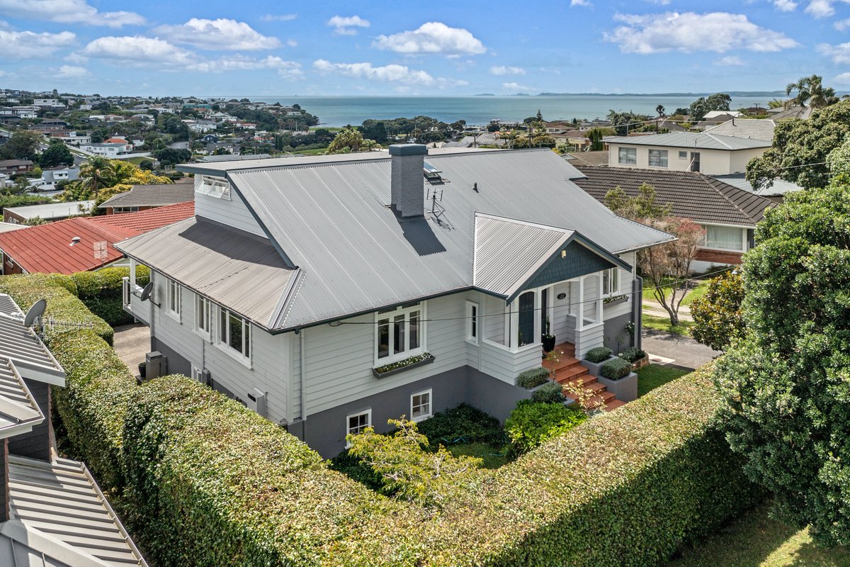 PremRealEstate's tweet photo. This stunningly modernised character home is only minutes to Milford Beach. The house is oriented to face north at the rear to the extensive ocean views over Milford beach and beyond.
 
https://t.co/xDZwwCRupY https://t.co/dRkGdd6yQ8
