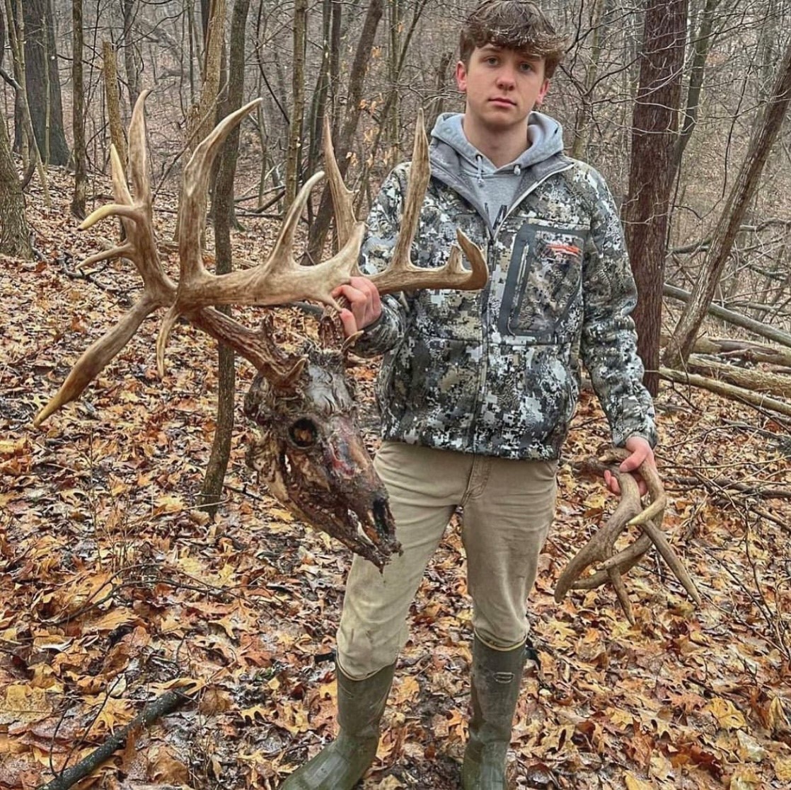 SPORTSMANchnl's tweet image. Look at this incredible deadhead found in Illinois by @midwest_whitetails_1 @b_ray_04. Wow is all we can say! - Shared by @bigdeertv

#ITSINOURBLOOD #hunting #deer #deerhunting #deadhead #whitetail #whitetaildeer #whitetailbuck