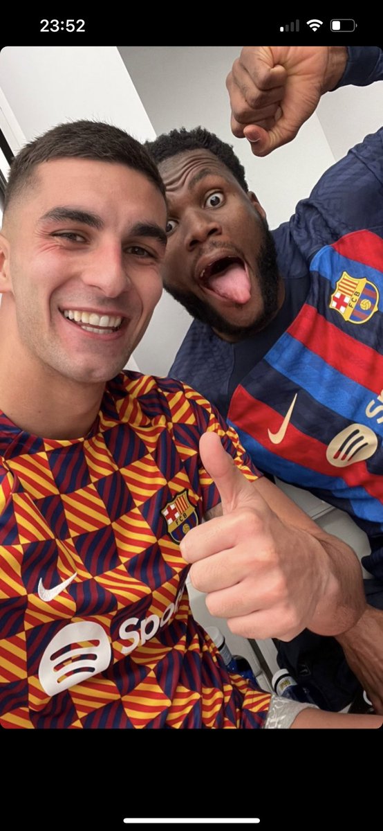 fcbarcelona_br's tweet photo. 😀😜 https://t.co/6jFDWMIZ2w