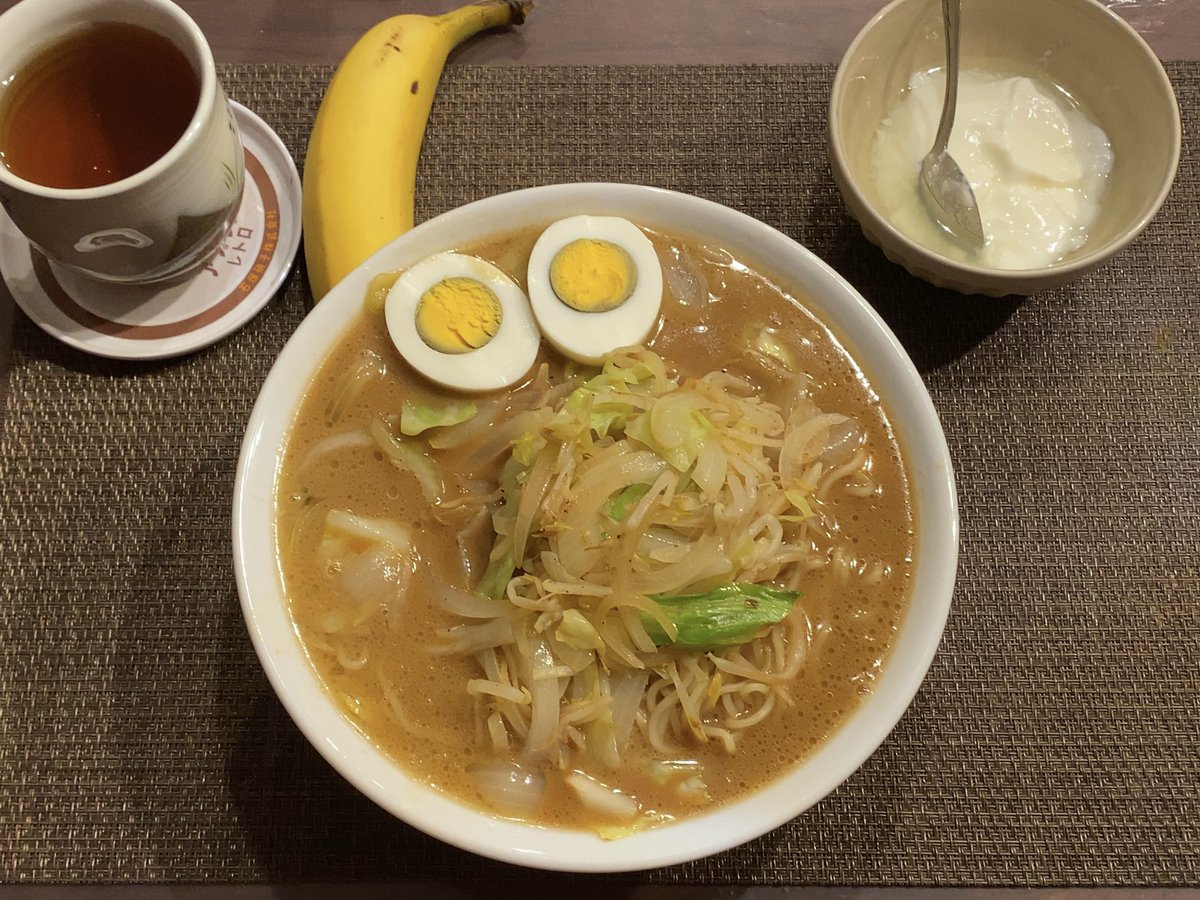 DIET_REC_'s tweet photo. 昨日の夜に調子こいて半額で売ってた袋の豚骨醤油ラーメンを2玉分食べて体調が絶不調。
でも、いつもと同じぐらいのトレーニングはした。
そしてボリューミーな朝ごはん
#ダイエット垢さんと繋がりたい 
#食事記録 
#おうちごはん https://t.co/7uQuClaoK0