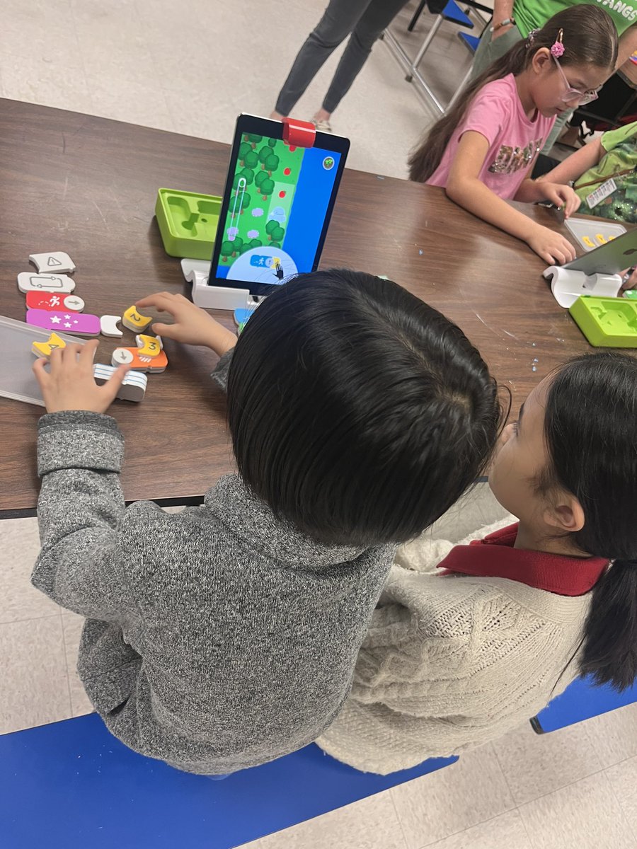 bettytgeorge's tweet photo. Coding and problem solving @Martin_Mustangs #AliefSTEM night! #AliefSTEM @AliefScience @AliefISD https://t.co/jXJgAXVsZe