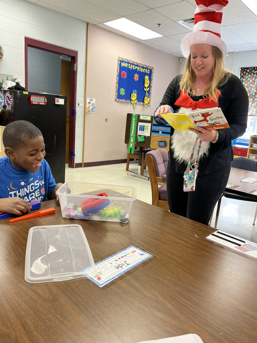IreneGo71039953's tweet image. Got a visit from “The Cat in the Hat!”@LeeAnna_2013 @NISDRabaES #rabareads #lifeinAle