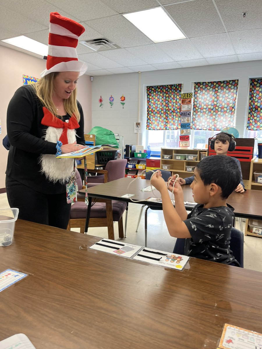 IreneGo71039953's tweet image. Got a visit from “The Cat in the Hat!”@LeeAnna_2013 @NISDRabaES #rabareads #lifeinAle