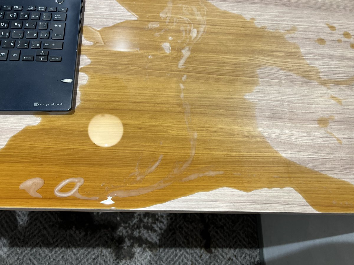 Engel_0510's tweet photo. コーヒーは飲むよりこぼした方が覚醒効果が得られる事が分かった https://t.co/kIIjn0i4Xv