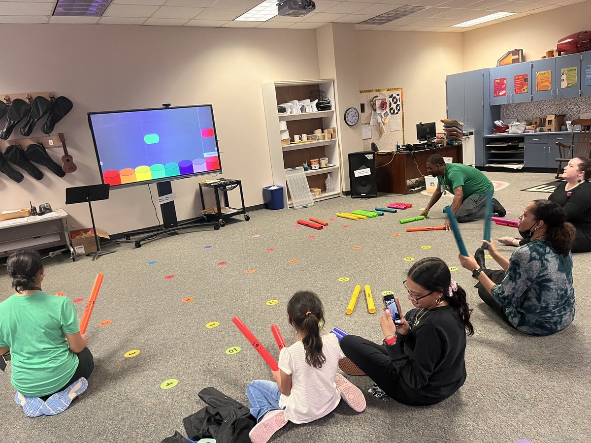 bettytgeorge's tweet photo. Exploring Boomwhackers @Martin_Mustangs #AliefSTEM night! @AliefScience @AliefISD https://t.co/n2grd7ubLF