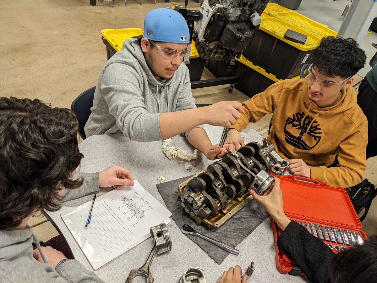 #207Gearheads Automotive Service students getting a chance to check oil clearances with Plastigauge.
