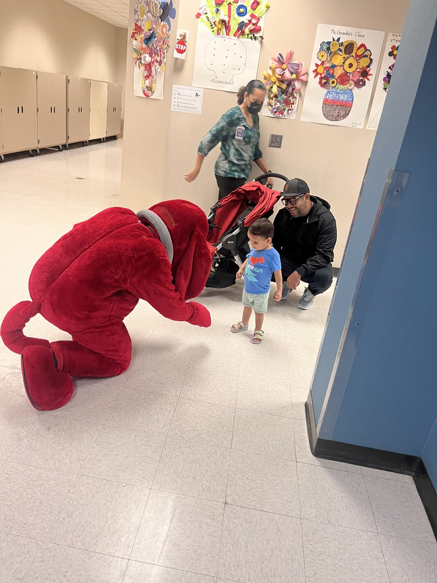 bettytgeorge's tweet photo. Even Clifford the Big Red Dog came out to engage in @Martin_Mustangs #AliefSTEM @AliefScience @AliefISD https://t.co/Vii01aWCaG