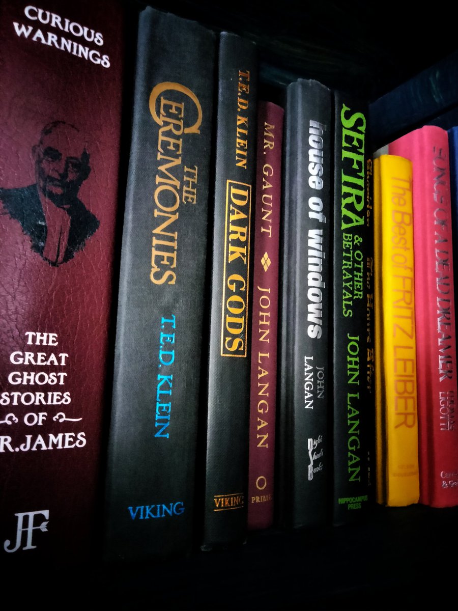 'Dark Gods' by T.E.D. Klein, published by @VikingBooks in 1985. A collection of Klein's New-York-City-based Cosmic Horror novellas, 'Children of the Kingdom', 'Petey', 'Black Man with a Horn', and 'Nadelman's God'. More photos in 🧵
