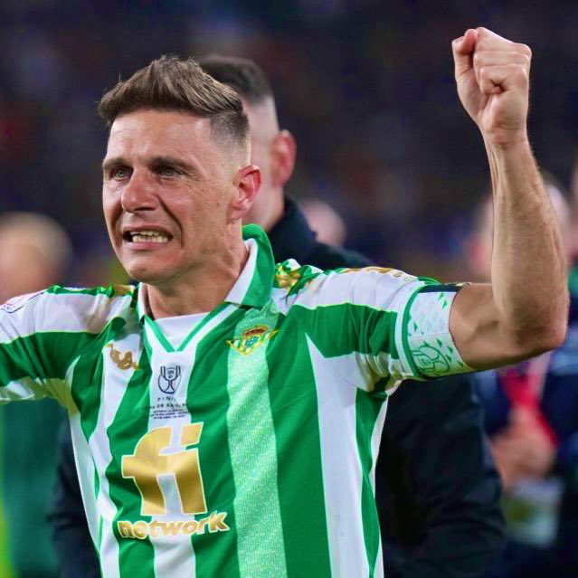 ElMagoBotas_'s tweet photo. Que ahora mismo Antena 3 esté rememorando la consecución de la Copa del Rey por el Betis es gracias a todo lo que significa Joaquín en España.

El mismo Joaquín que da una asistencia fundamental en semifinales y mete su penalti en la final.

Eres eterno, @joaquinarte. https://t.co/IVTjJVrHng