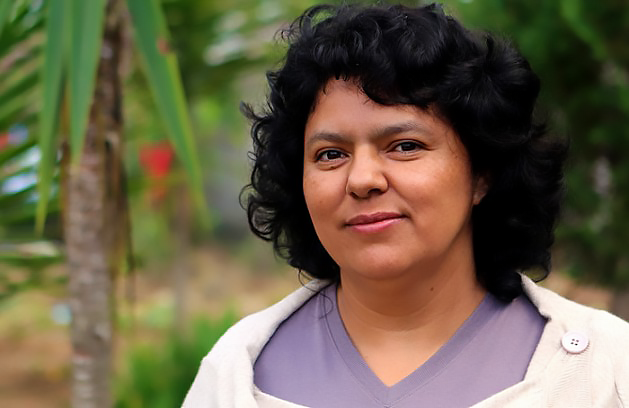 survivalesp's tweet photo. #TalDíaComoHoy hace 7 años Berta Cáceres fue asesinada por defender con éxito el territorio de su pueblo del mayor constructor de represas del mundo en Honduras.

Una de tantas personas #indígenas asesinadas por defender los derechos territoriales indígenas🏹✊

#BertaVive https://t.co/yZLms4aGEn