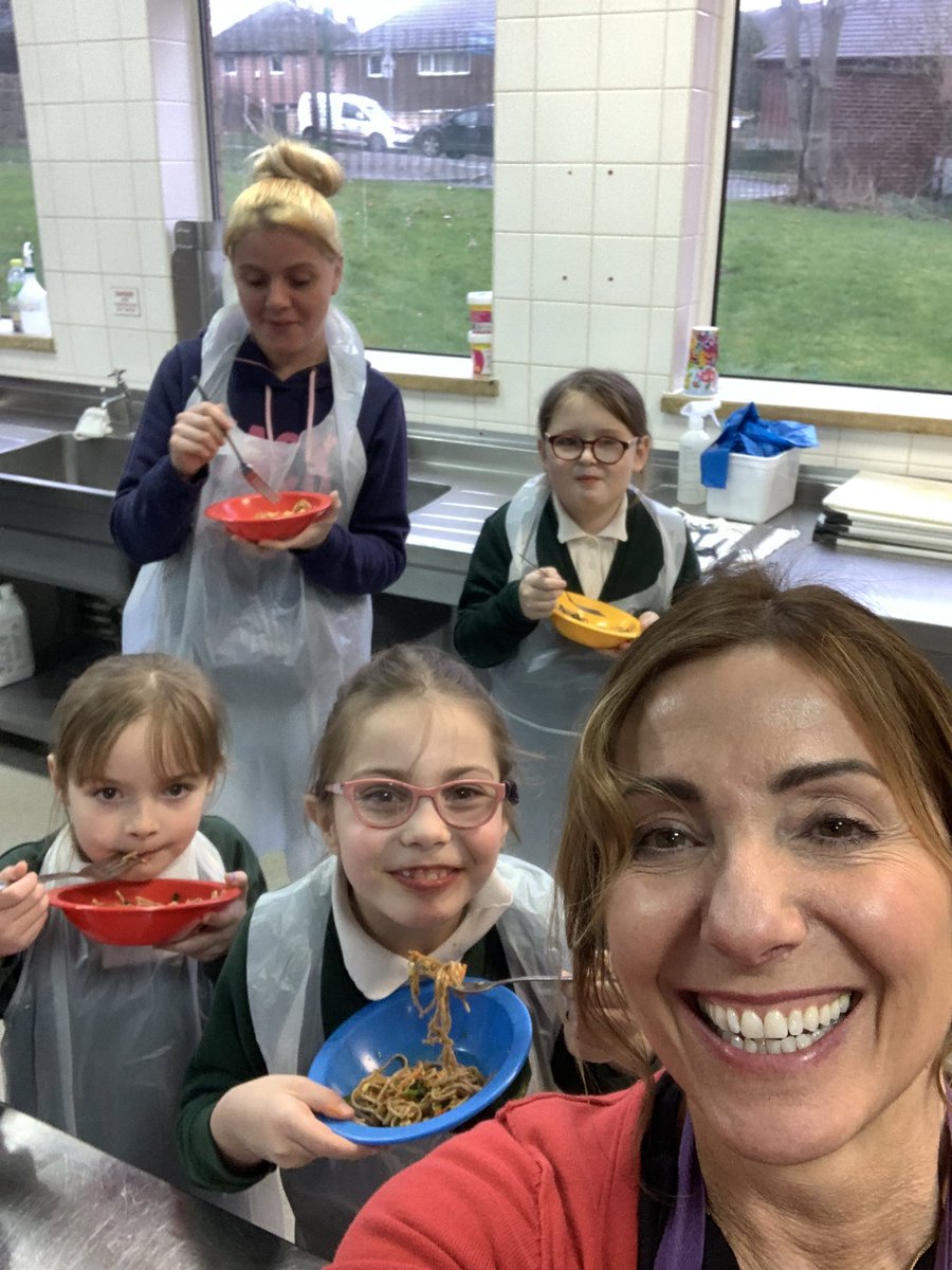 LidiaPrego's tweet photo. @AshGreenHead @AshGreenPrimary Fantastic kids, lovely parents, warm welcome from @AshGreenPrimary Facilitating Healthy Cook Club today was fun!      Thank you @HAFCalderdale @LidiaPrego @LidiasItalian https://t.co/rlMgdF40CJ