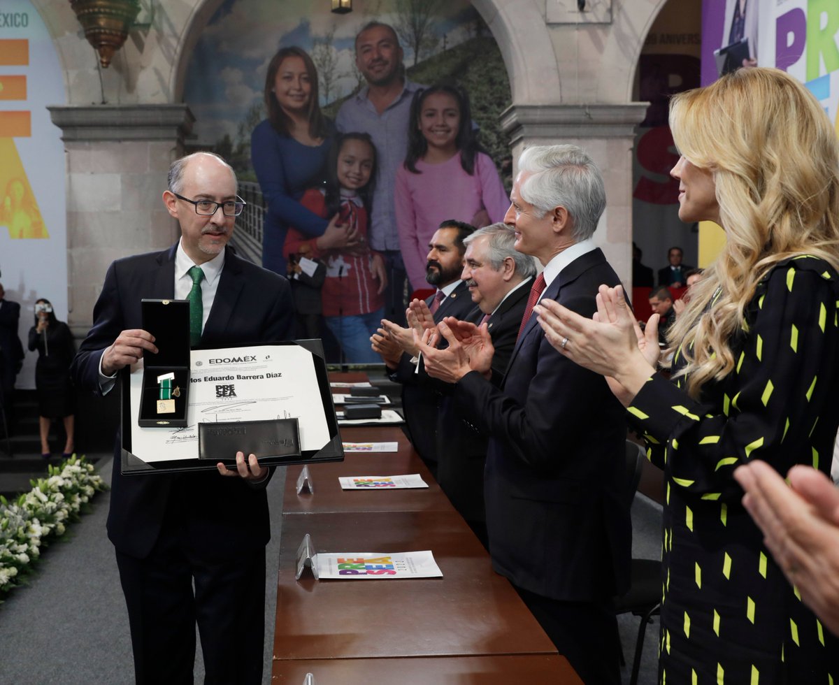 Felicitamos al Rector @CarlosE_BDiaz, quien hoy recibe la “Presea José Mariano Mociño” por su importante contribución para hacer de la <a href="/UAEM_MX/">UAEMéx</a> una de las mejores universidades en América Latina. #PreseaEdoméx