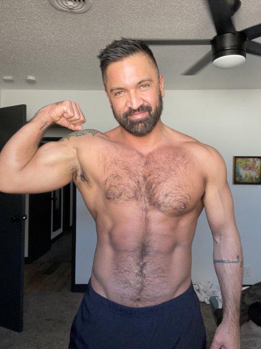 Who wants to collab in LA this week? https://t.co/95HAil9xcb