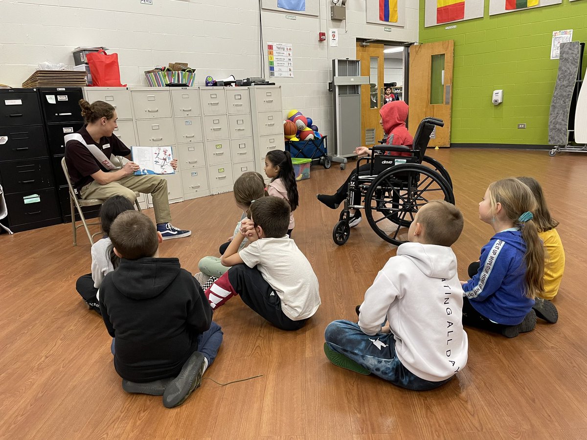 Another day of guest readers! We had two former <a href="/SpringHillsSD12/">Spring Hills School</a> students who are part of the Roselle Rose Ambassadors join us for a read aloud today. #ProudToBeD12 <a href="/MissWiatr/">Olga Wiatr</a>