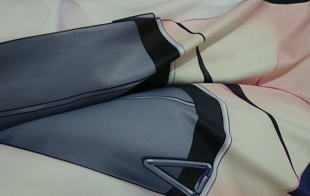 staragate's tweet photo. 挟まれたい抱き枕本体に通常の抱き枕カバー装着して足絡めるの、本当に気持ちいいから！やって！ https://t.co/Z58kGhLwhe