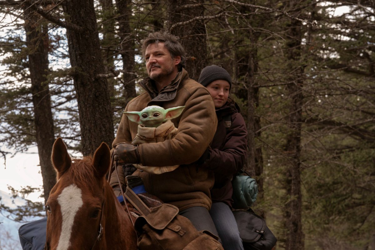Pedro Pascal paseando con sus dos hijos un Domingo por la tarde en Chile.