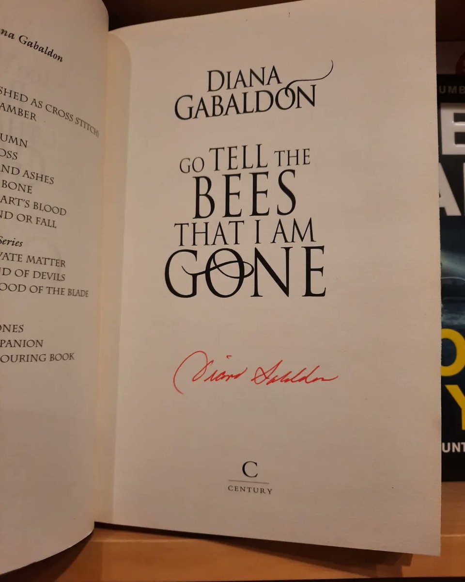 ChingfordBooks's tweet photo. I'm just highlighting this magic right here.. We have 1 last signed copy of 'Go Tell The Bees I am Gone' by Diana Gabaldon
#DianaGabaldon #SignedCopy #Outlander #GoTellTheBeesIAmGone #Hardback #LastCopy
Pop in store to buy it, £20.00.
#Chingford #London #IndependentBookshop https://t.co/pukvCEKS8a