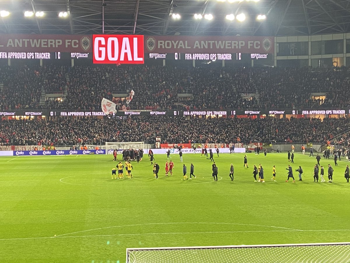 RobertdeVries10's tweet photo. Samen met Roan genoten van een heerlijk potje bekervoetbal. Antwerp na pingels door naar de finale. Wat een geweldige sfeer. https://t.co/uT3cSFLqJT