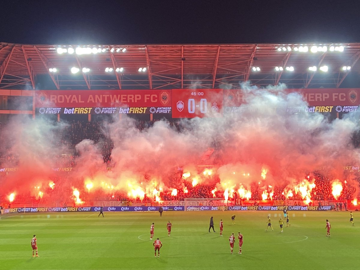 RobertdeVries10's tweet photo. Samen met Roan genoten van een heerlijk potje bekervoetbal. Antwerp na pingels door naar de finale. Wat een geweldige sfeer. https://t.co/uT3cSFLqJT