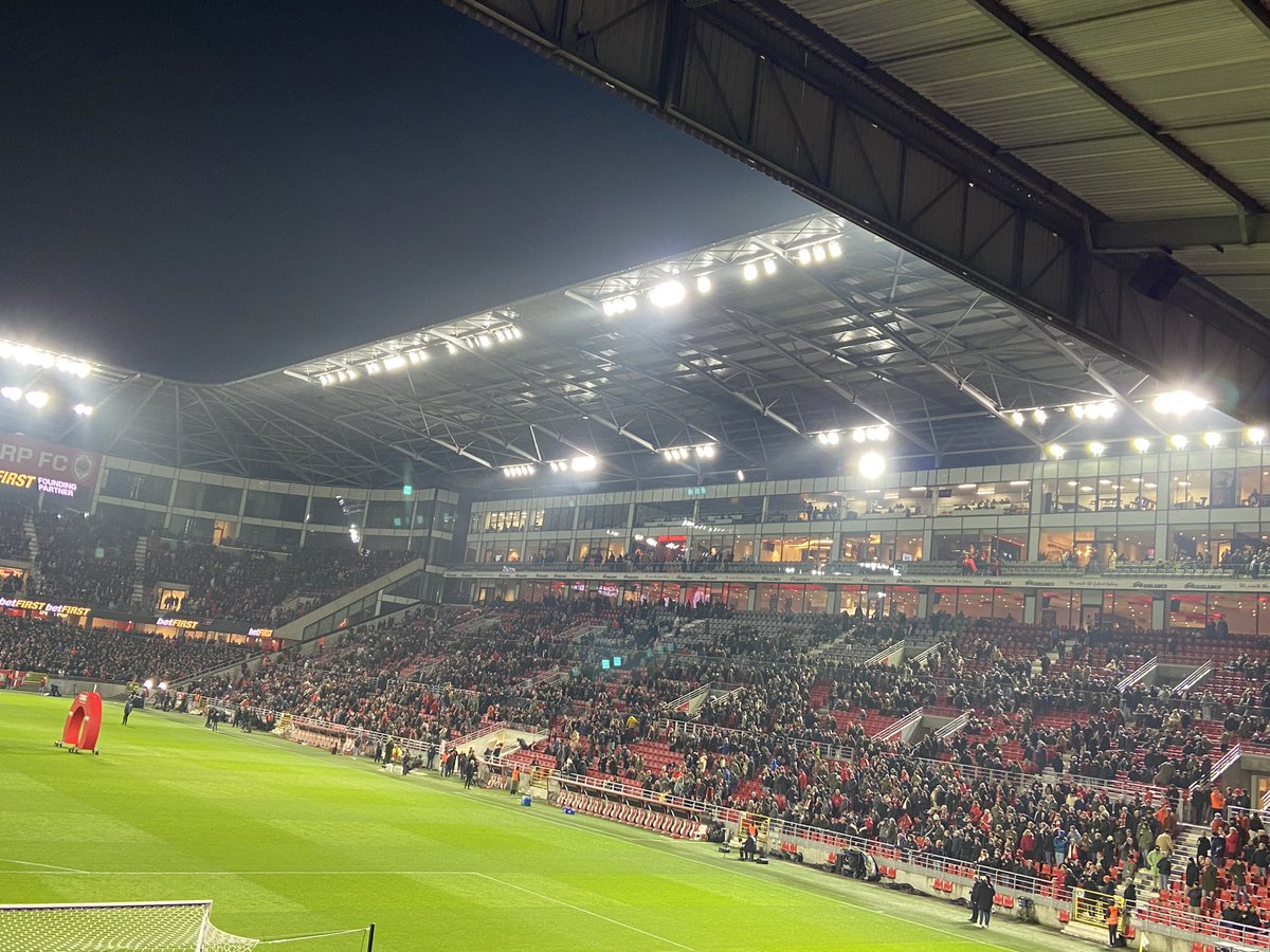 RobertdeVries10's tweet photo. Samen met Roan genoten van een heerlijk potje bekervoetbal. Antwerp na pingels door naar de finale. Wat een geweldige sfeer. https://t.co/uT3cSFLqJT