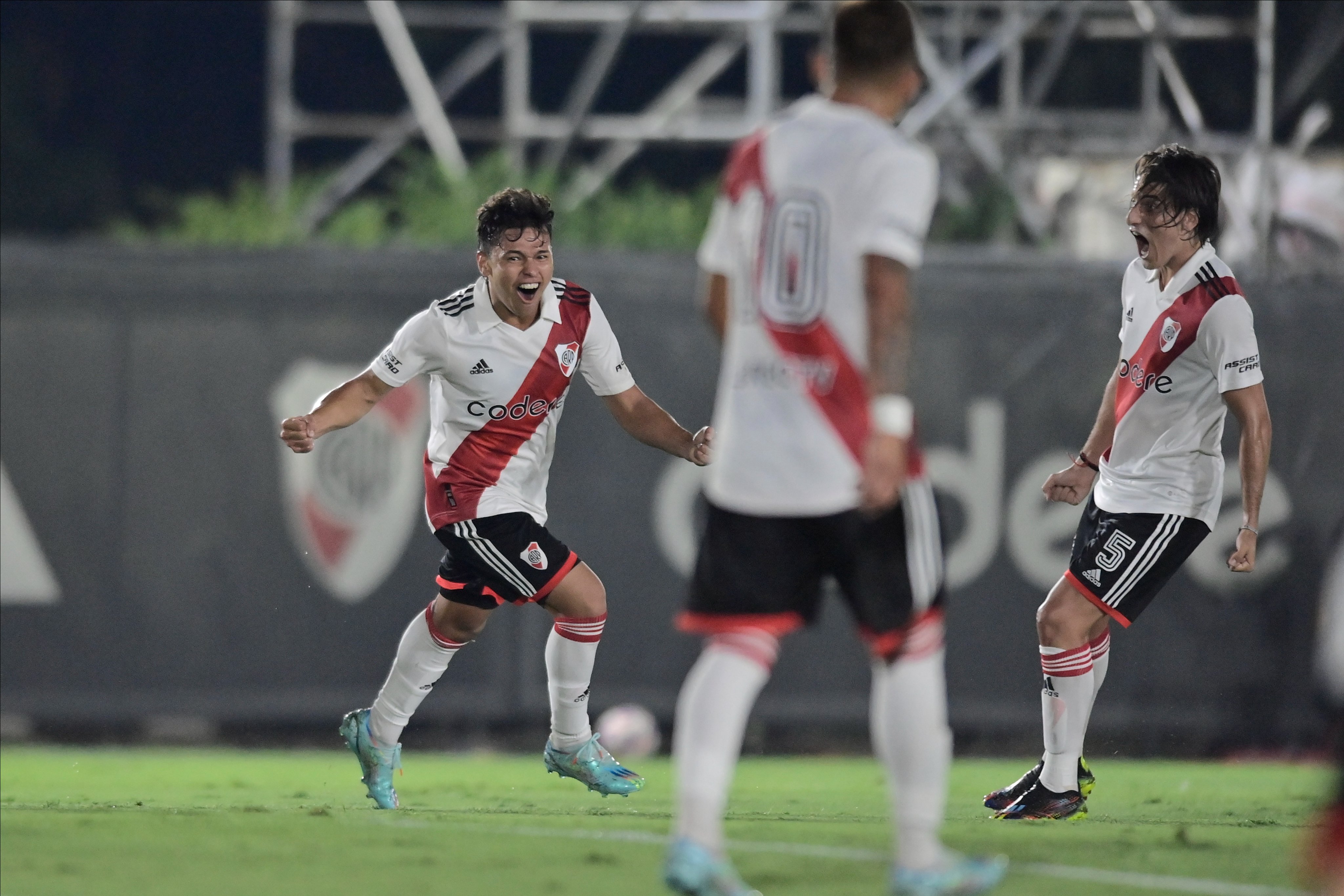 River Plate on Twitter: "🔚 ¡GANÓ RIVER! ⚽️ Con goles de Oswaldo Valencia y  Tiago Serrago, la Reserva derrotó 2-1 a Lanús por la sexta fecha del  #TorneoProyección. #VamosRiver ⚪️🔴⚪️ https://t.co/XC0x98xsQL" / Twitter